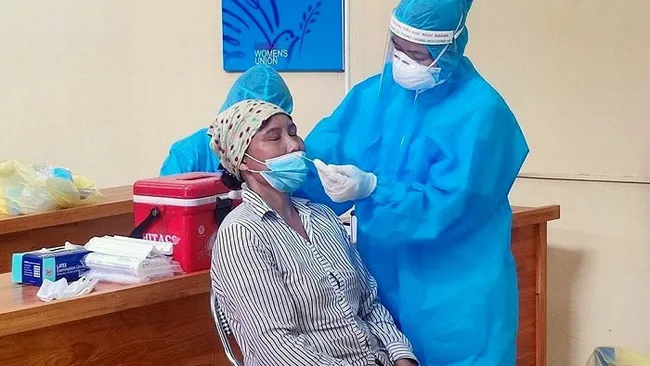 Collecting samples for COVID-19 testing for traders at Long Bien market, Hanoi. (Photo: NDO/DANG ANH)
