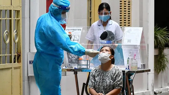A health worker collects the sample of a Hanoi resident to be tested for COVID-19. (Photo: My Ha)