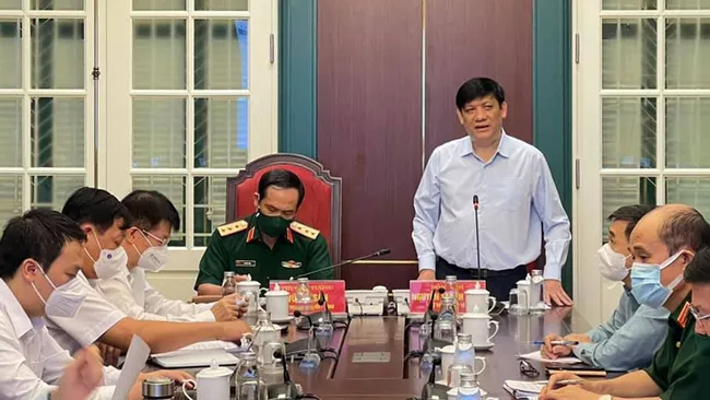 Health Minister Nguyen Thanh Long (standing) speaks at the meeting. (Photo: NDO/Lam Ngoc)