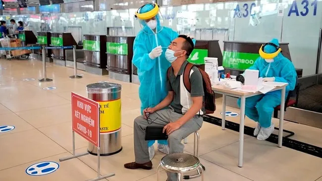 The COVID-19 rapid test service is performed at the area in front of the counters from A28 to A32 at Terminal 1. (Photo: NDO)