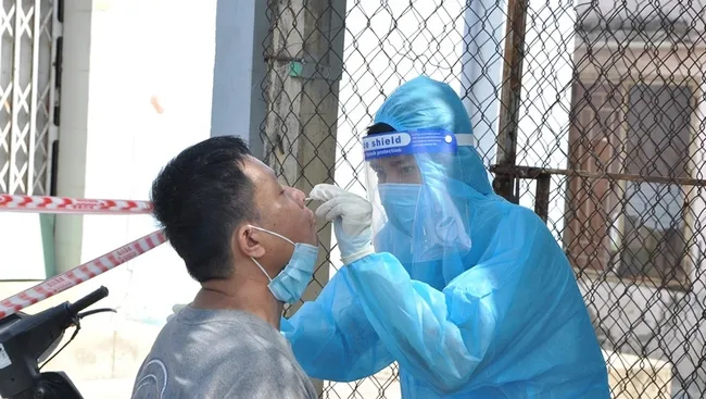 Collecting swab samples for COVID-19 testing in My Tho city, Tien Giang province on August 18, 2021. (Photo: NDO/Nguyen Su)