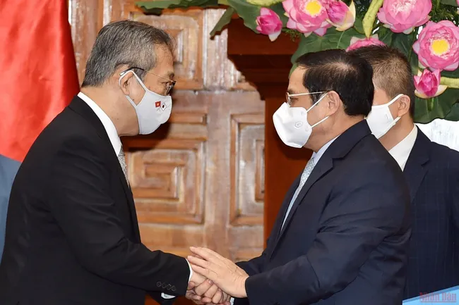 Prime Minister Pham Minh Chinh anhd Japanese Ambassador to Vietnam Yamada Takio. (Photo: NDO)