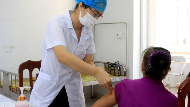 Covivac COVID-19 vaccine is being given to a volunteer. (Photo: NDO/Mai Tu)