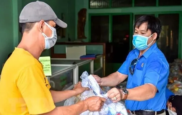 A needy worker in Ho Chi Minh City receives a gift of necessities. (Photo: VNA)