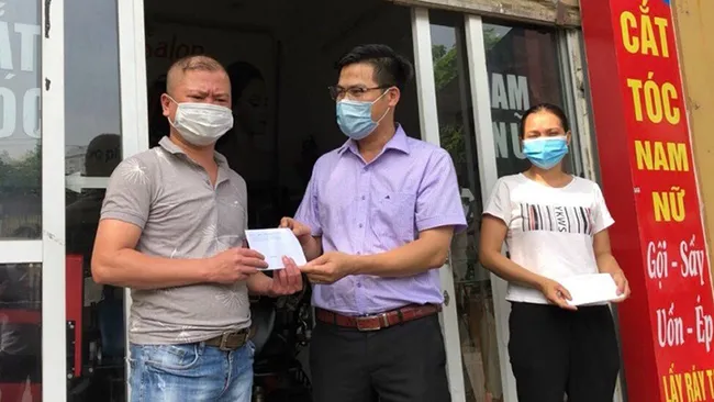 A needy employee from Ha Dong district, Hanoi receives support according to Resolution No.68 of the Government.