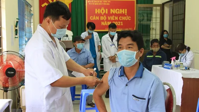 A vaccination site in Con Dao (Photo: VNA)