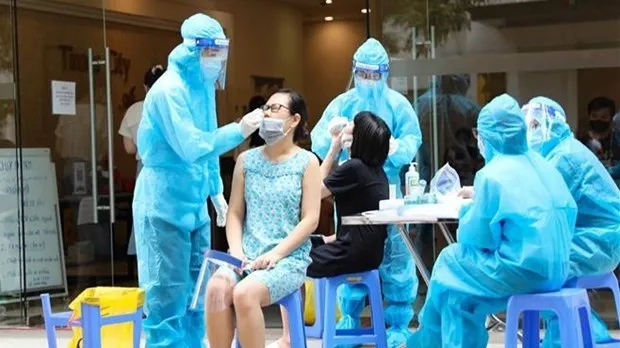 Hanoi collect samples for COVID-19 testing in high-risk areas. (Photo: VNA)