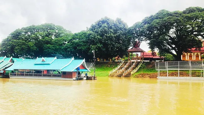 A river cruise trip around Vientiane provides tourists with enjoyable sightseeing.