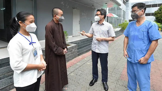 Deputy PM Vu Duc Dam encouraging medical forces and volunteers from different religions Deputy Prime Minister Vu Duc Dam visits and encourages medical forces and volunteers of different religions who are on duty at Field Hospital No. 10. (Photo: Dinh Nam/NDO)
