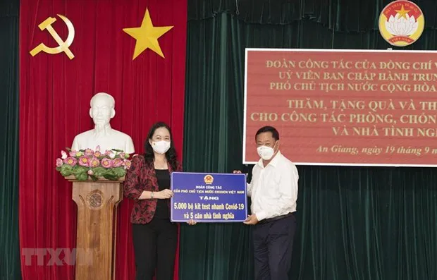 Vice President Vo Thi Anh Xuan presents the token of the gifts to An Giang province. (Photo: VNA)