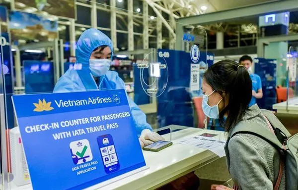 A visitor is instructed on how to declare their health status at an entry checkpoint. (Photo: VNA)