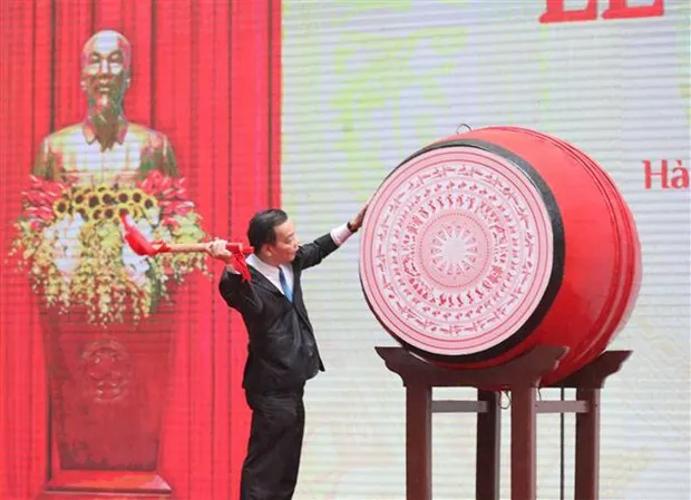 Chairman of the Hanoi People's Committee Chu Ngoc Anh beats a drum to kick off the new school year. (Photo: VNA)