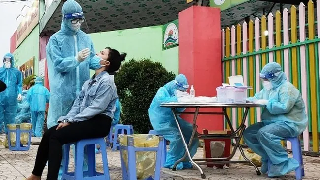 Boosting testing to separate infections from the community in An Phu Ward, Thuan An City, Binh Duong Province. (Photo: NDO)