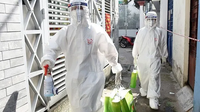 Doctors from the Ho Chi Minh City Young Physicians Association examine and distribute medicine to COVID-19 infections isolated at home in Ward 7, Phu Nhuan District. (Photo: NDO)