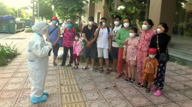 A doctor at Field Hospital No. 8 in Ho Chi Minh City instructs recovered patients on how to care for themselves during home isolation before leaving the hospital. (Photo: NDO)
