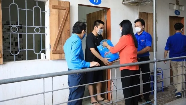 Timely support has been provided to self-employed workers and students in difficult circumstances as Hanoi continues to extend the current social distancing order. (Photo: NDO)