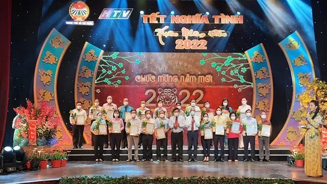 The organising board presents flowers to donors at the programme (Photo: NDO/Cao Tan)