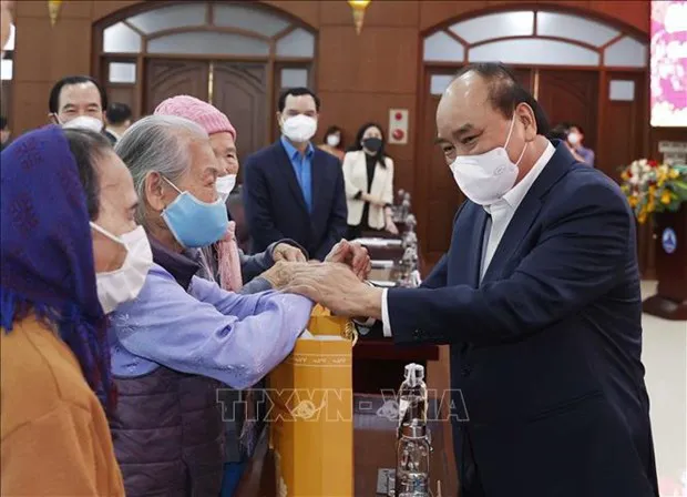 President Nguyen Xuan Phuc presents Tet gifts to poor residents in Da Nang  (Photo: VNA)