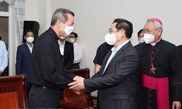 Prime Minister Pham Minh Chinh (R) at Ba Ria Diocese (Photo: VNA)