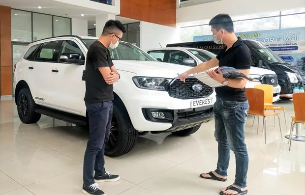 A client checks a new car at a showroom in Hanoi (Photo: VNA)