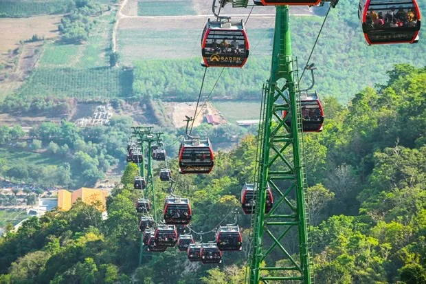 The cable system that takes tourists to the top of Ba Den Mountain in Tay Ninh province. (Photo: baotayninh.vn)