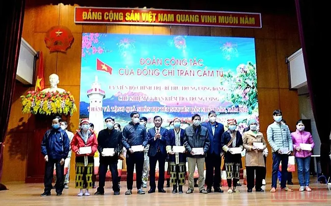 Politburo member Tran Cam Tu visits and presents Tet gifts to households and ethnic minorities living in difficult circumstances in the border district of Bat Xat, Lao Cai province.