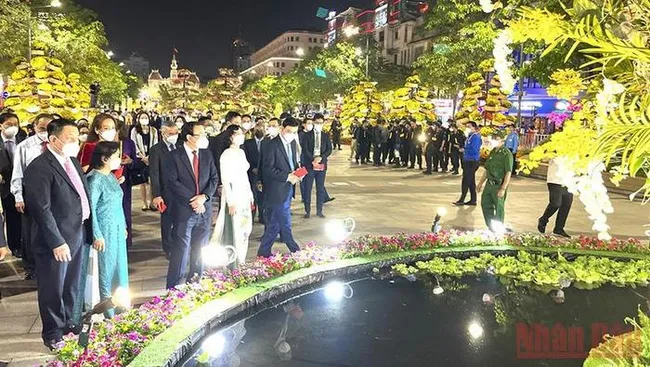 The delegates visits Nguyen Hue Flower Street. (Photo: NDO)
