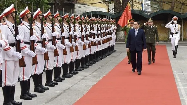 Prime Minister Pham Minh Chinh visits the Department of Cyber Security and High-Tech Crime Prevention and the Department of Fire Prevention and Fighting and Rescue under the Ministry of Public Security on the occasion of the Lunar New Year (Tet) Festival. (Photo: TRAN HAI/NDO)