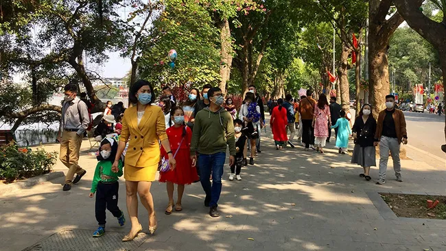 People walk around Hoan Kiem Lake to enjoy the Lunar New Year atmosphere.