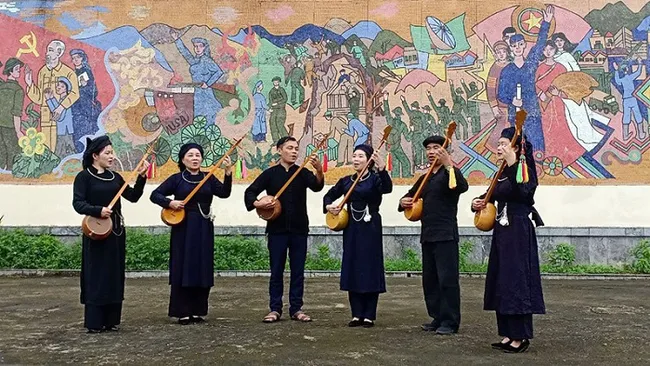 A ‘Then’ singing performance by members of Sac Cham art club (Photo: NDO/Tuan Son)