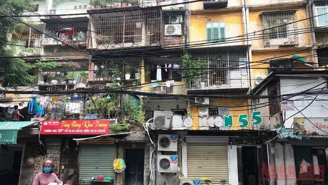 Old apartment building C8 Giang Vo. (Photo: Duy Linh).