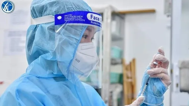 A medic is about to inject a COVID-19 vaccine shot. (Photo: VNA)