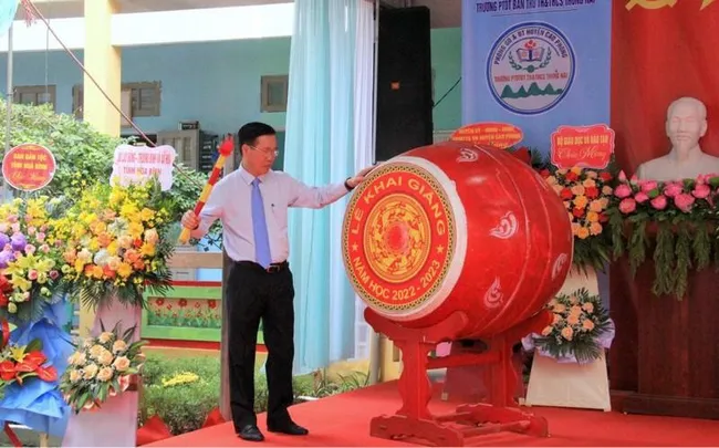 Politburo member cum Permanent member of the Party Central Committee's Secretariat Vo Van Thuong beats the drum to kick off the 2022-2023 academic year.