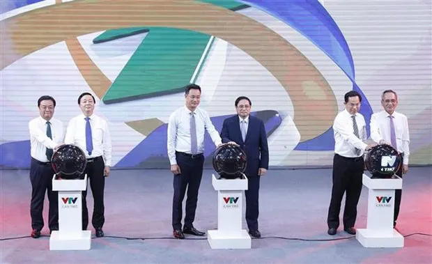 Prime Minister Pham Minh Chinh (third from right) at the launch ceremony. (Photo: VNA)