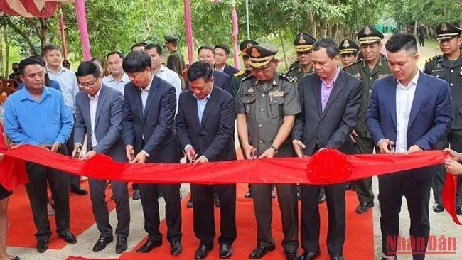 Delegates cut the ribbon to inaugurate the house for preserving the remains of Vietnamese volunteer soldiers. (Photo: NDO)