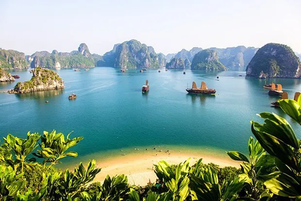 Vietnam earned some 394.2 trillion VND (16.05 billion USD) from tourism in the first nine months of this year. (Photo: VNA)