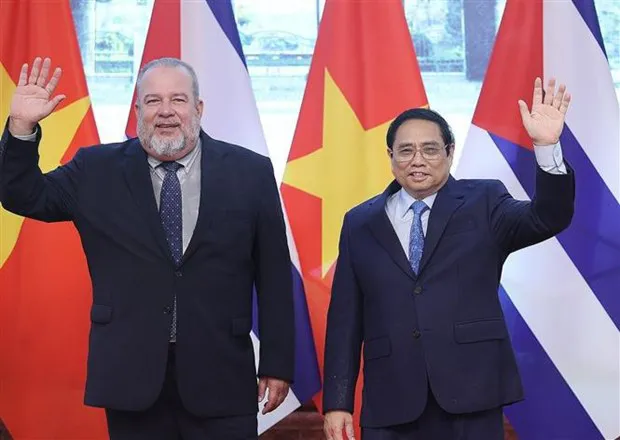 Prime Minister Pham Minh Chinh (R) and his Cuban counterpart Manuel Marrero Cruz (Photo: VNA)