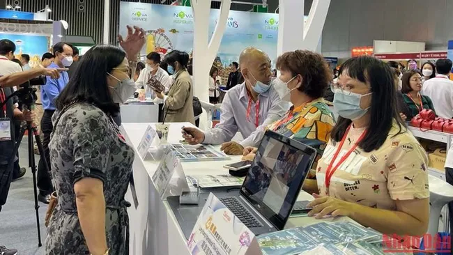 Visitors at the Ho Chi Minh City International Travel Expo. (Photo: NDO)