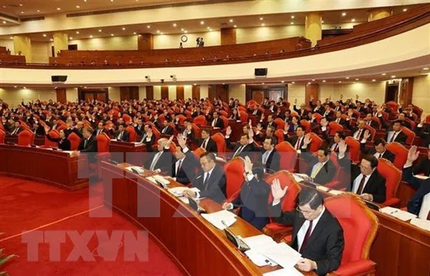 Participants approve the agenda of the plenum at opening session (Photo: VNA)
