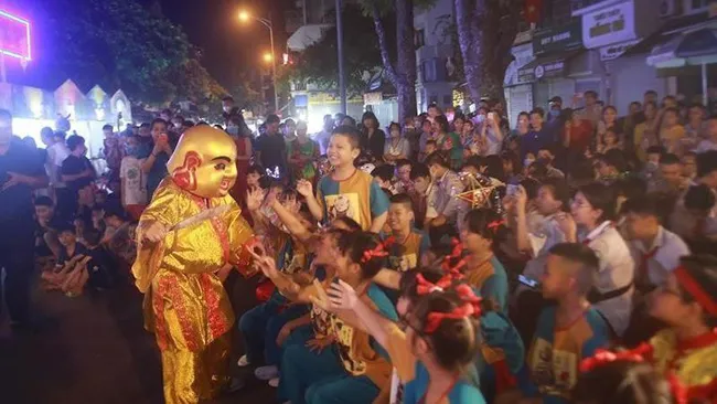 Children enjoy Mid-Autumn Festival in Hanoi's Old Quarter. (Photo: NDO)