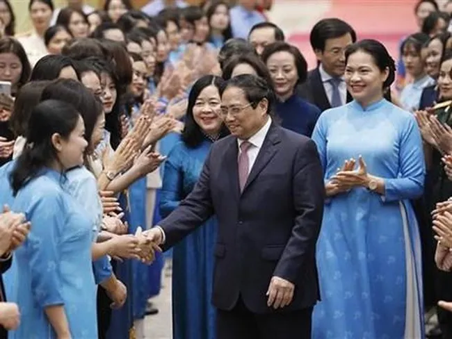 Prime Minister Pham Minh Chinh meets delegates at the dialogue (Photo: VNA)
