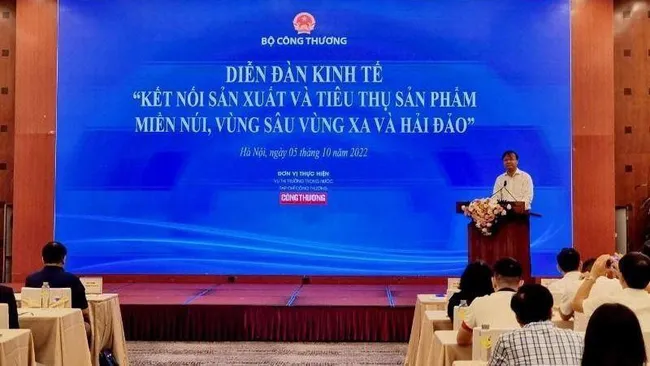 Deputy Minister of Industry and Trade Do Thang Hai speaks at the forum.