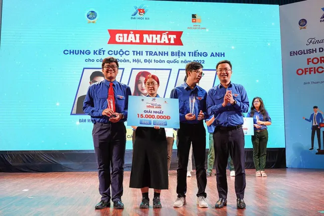 Team DAV from the Youth Union of Centrally-run Agencies Bloc wins the first prize of the contest.