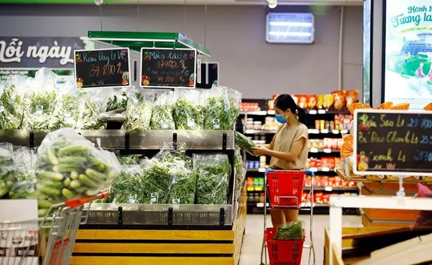 A consumer shops at a Winmart supermarket. (Photo: VNA)