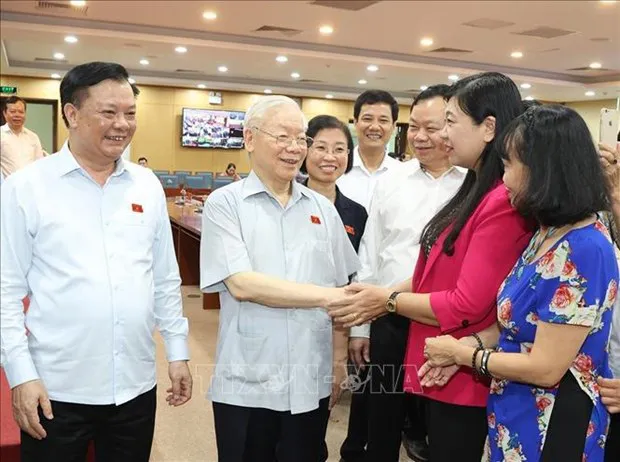 Party General Secretary Nguyen Phu Trong meets voters in Dong Da district (Photo: VNA)