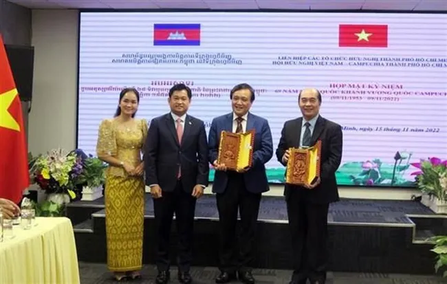 Cambodian Consul General in HCM City Sok Dareth (second from left) presents gifts to the HCM City Union of Friendship Organisations and the ietnam - Cambodia Friendship Association of the city at the event on November 15. (Photo: VNA)