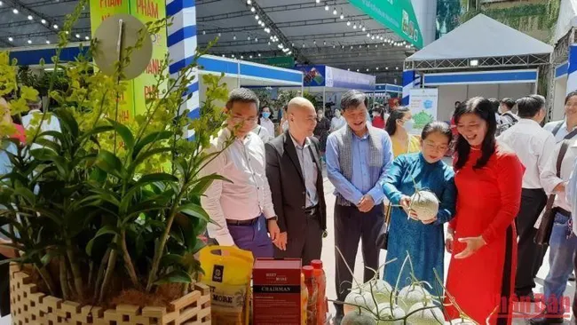 Delegates visit typical agricultural product fairs and exhibitions.