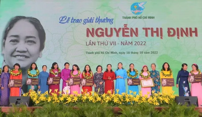 Winners of Nguyen Thi Dinh Awards 2022 honoured at the meeting. (Photo: sggp.org.vn)