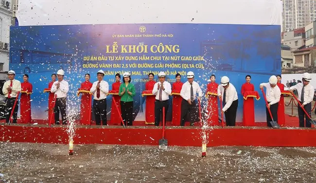 At the groundbreaking ceremony for the underpass (Photo: hanoimoi)