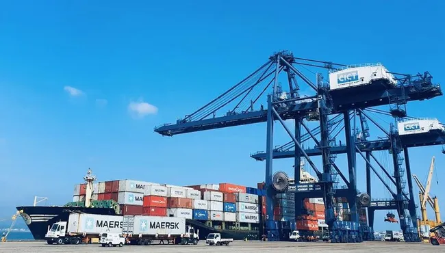Containers are handled at Cai Lan International Container Terminal (Photo: baoquangninh.com.vn)